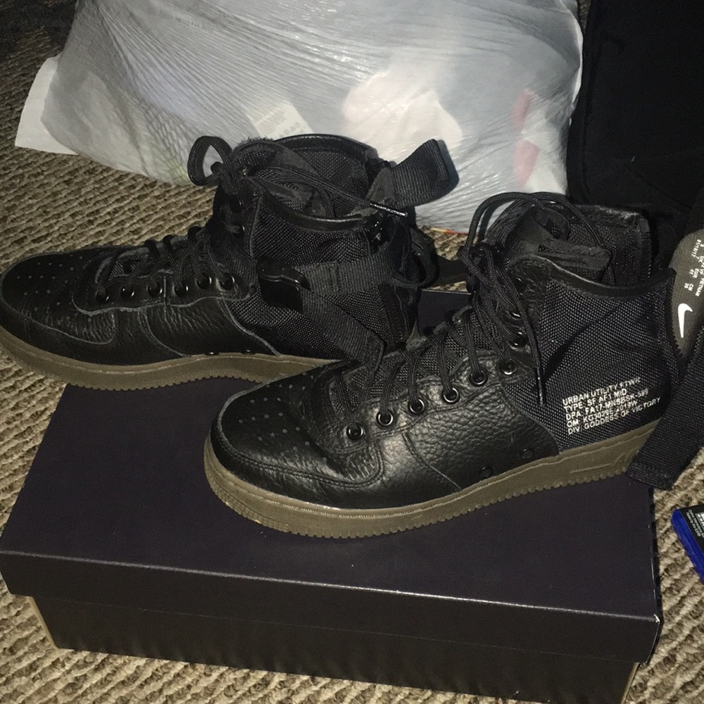 Nike Air Force ones mid